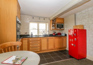 APARTMENT 2 - PENGETHLEY MANOR, pet friendly, with pool in Peterstow