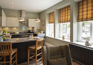 APARTMENT 2 - THE OLD POST OFFICE, family friendly in Buxton