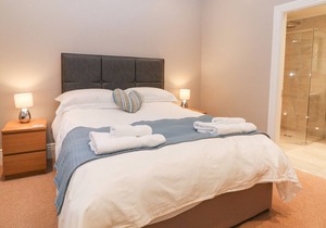APARTMENT 2 - THE OLD POST OFFICE, family friendly in Buxton
