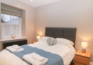 APARTMENT 2 - THE OLD POST OFFICE, family friendly in Buxton