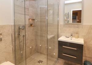 APARTMENT 2 - THE OLD POST OFFICE, family friendly in Buxton