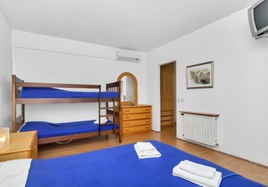Apartment Ana - 5 m from beach: R14-27(4) - Cove Pokrivenik, Island Hvar, Croatia