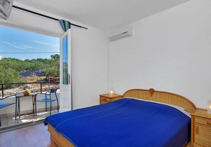 Apartment Ana - 5 m from beach: R11-24(2) - Cove Pokrivenik, Island Hvar, Croatia