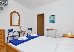 Apartment Ana - 5 m from beach: R5-16(2) - Cove Pokrivenik, Island Hvar, Croatia
