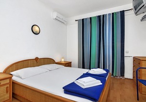 Apartment Ana - 5 m from beach: R5-16(2) - Cove Pokrivenik, Island Hvar, Croatia