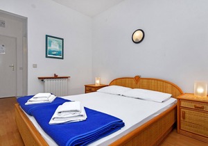 Apartment Ana - 5 m from beach: R5-16(2) - Cove Pokrivenik, Island Hvar, Croatia