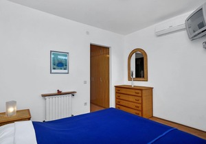 Apartment Ana - 5 m from beach: R2-12(2) - Cove Pokrivenik, Island Hvar, Croatia
