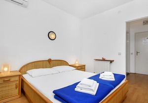 Apartment Ana - 5 m from beach: R4-15(2) - Cove Pokrivenik, Island Hvar, Croatia