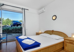 Apartment Ana - 5 m from beach: R4-15(2) - Cove Pokrivenik, Island Hvar, Croatia