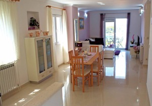 Apartment Bellevue, modern family friendly apartment with stunning view.