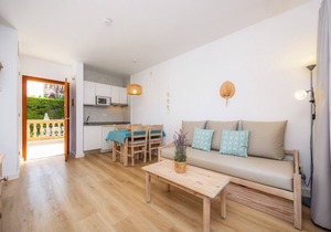 Apartment Close to the Beach with Pool Access, Private Terrace, Air Conditioning and Wi-Fi