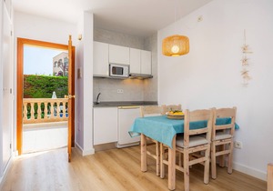 Apartment Close to the Beach with Pool Access, Private Terrace, Air Conditioning and Wi-Fi