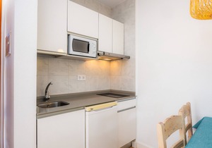 Apartment Close to the Beach with Pool Access, Private Terrace, Air Conditioning and Wi-Fi