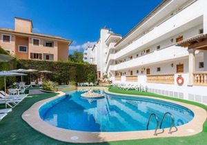 Apartment Close to the Beach with Pool Access, Private Terrace, Air Conditioning and Wi-Fi