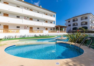 Apartment Close to the Beach with Pool Access, Private Terrace, Air Conditioning and Wi-Fi