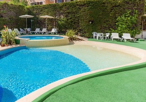 Apartment Close to the Beach with Pool Access, Private Terrace, Air Conditioning and Wi-Fi