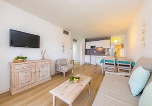 Apartment Close to the Beach with Pool Access, Private Terrace, Air Conditioning and Wi-Fi