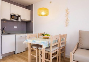 Apartment Close to the Beach with Pool Access, Private Terrace, Air Conditioning and Wi-Fi