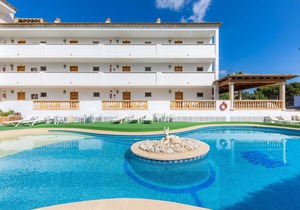 Apartment Close to the Beach with Pool Access, Private Terrace, Air Conditioning and Wi-Fi