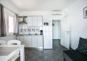 Apartment for 2+2, Seget Donji ❤, by the beach