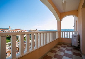 Apartment for 4+2, Seget Donji ❤, by the beach