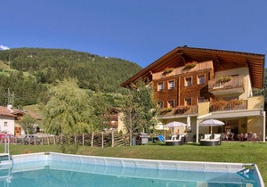 Apartment Hotel 'Naturresidenz Theistadl Apt 101' with Lake View, Garden & Wi-Fi