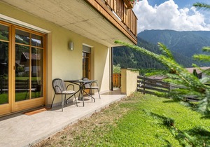 Apartment Hotel 'Naturresidenz Theistadl Apt 101' with Lake View, Garden & Wi-Fi
