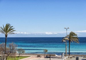 APARTMENT IN CALA MILLOR, Modern, DIRECTLY ON THE BEACH, SEAVIEW, Wifi Incl, up to 4 pers.