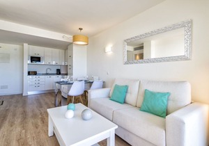 APARTMENT IN CALA MILLOR, Modern, DIRECTLY ON THE BEACH, SEAVIEW, Wifi Incl, up to 4 pers.