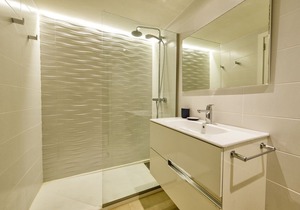 APARTMENT IN CALA MILLOR, Modern, DIRECTLY ON THE BEACH, SEAVIEW, Wifi Incl, up to 4 pers.