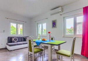 Apartment in Pirovac with terrace, air conditioning, WiFi (4925-3)