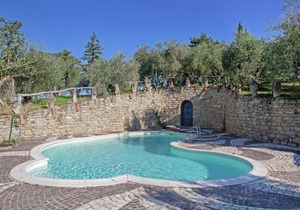 Apartment in quiet and green environment with swimming pool
