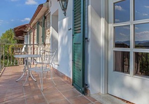 Apartment in quiet and green environment with swimming pool