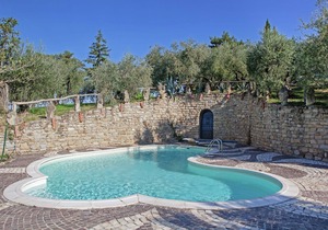 Apartment in quiet and green environment with swimming pool