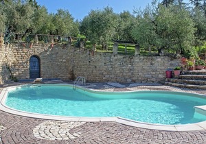 Apartment in quiet and green environment with swimming pool