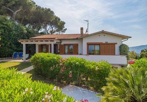 Apartment in villa 2 to 4 persons with large private garden Sole