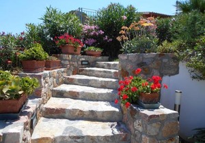 Apartment in villa 2 to 4 persons with large private garden Sole