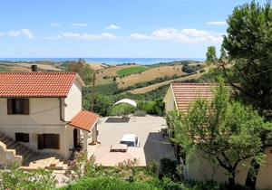 Apartment in villa with pool, WIFI, A/C, hot tub, TV, patio, pets allowed, panoramic view, parking