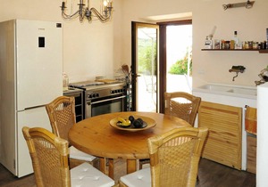 Apartment in villa with A/C, pool, WIFI, hot tub, TV, patio, pets allowed, panoramic view, parking