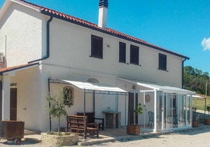 Apartment in villa with A/C, pool, WIFI, hot tub, TV, patio, pets allowed, panoramic view, parking