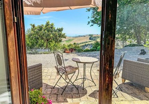 Apartment in villa with hot tub, A/C, pool, WIFI, TV, patio, pets allowed, panoramic view, parking