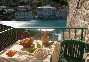 Apartment Kaleb - next to the seashore: SA10-Miro 34(2) - Stomorska, Island Solta, Croatia