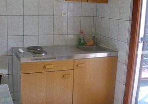 Apartment Kaleb - next to the seashore: SA10-Miro 34(2) - Stomorska, Island Solta, Croatia