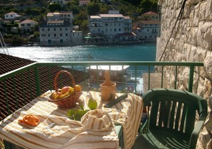 Apartment Kaleb - next to the seashore: SA10-Miro 34(2) - Stomorska, Island Solta, Croatia