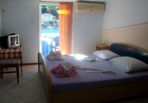 Apartment Kaleb - next to the seashore: SA4-Klara 31(2) - Stomorska, Island Solta, Croatia