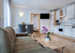 Apartment "Klementhof Nr 6" with Mountain View, Pool, Wi-Fi, Balcony & Garden