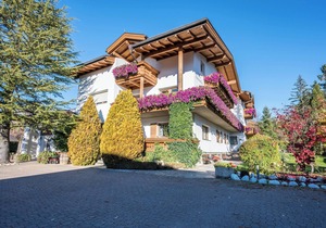 Apartment "Klementhof Nr 7" with Mountain View, Pool, Wi-Fi, Balcony & Garden