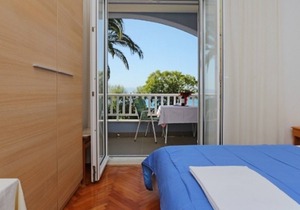 Apartment Tomo 1 - at the beach: RA1(2) - Zaostrog, Riviera Makarska, Croatia