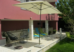 Apartment with big garden and BBQ for relaxation between Split and Trogir