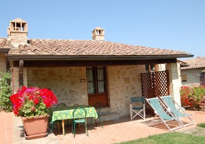 Apartment with pool, WIFI, TV, patio, pets allowed, panoramic view, parking, close to San Gimignano
